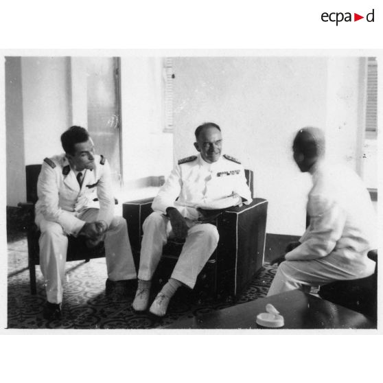 Lors de la réception de l'amiral britannique Archer dans le palais du président Thinh, les deux hommes discutent ensemble. [description provisoire]