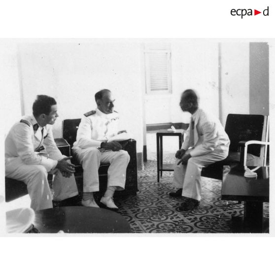 Lors de la réception de l'amiral britannique Archer dans le palais du président Thinh, les deux hommes discutent ensemble. [description provisoire]