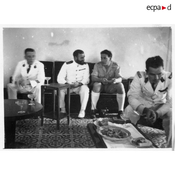 Lors de la réception de l'amiral britannique Archer dans le palais du président Thinh, les deux hommes discutent ensemble. [description provisoire]