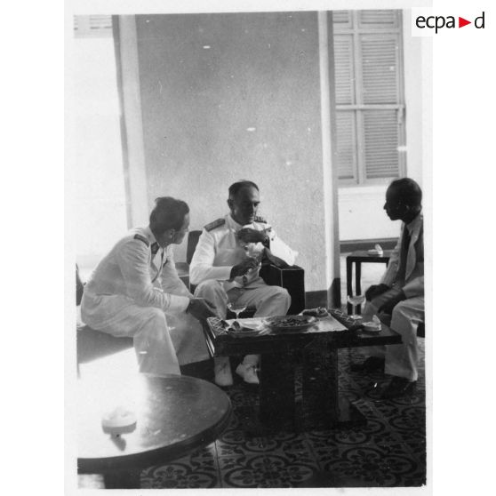 Lors de la réception de l'amiral britannique Archer dans le palais du président Thinh, les deux hommes discutent ensemble. [description provisoire]