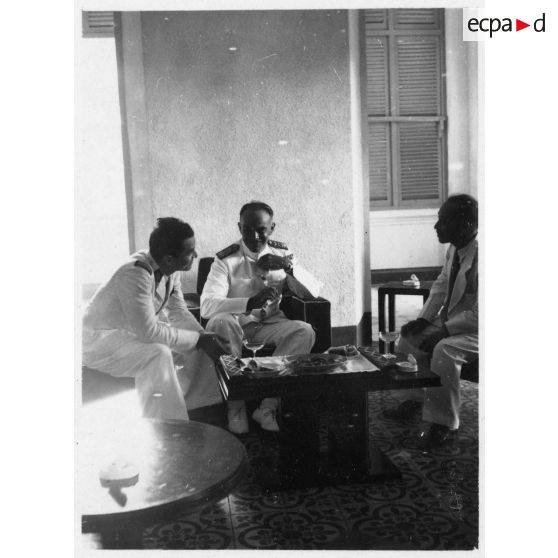 Lors de la réception de l'amiral britannique Archer dans le palais du président Thinh, les deux hommes discutent ensemble. [description provisoire]