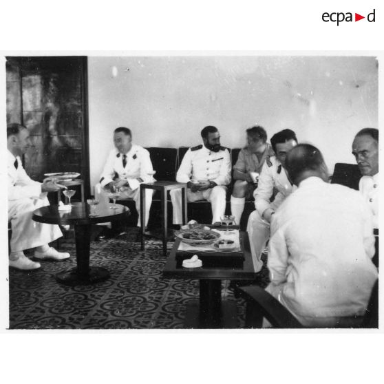 Lors de la réception de l'amiral britannique Archer dans le palais du président Thinh, les deux hommes discutent ensemble. [description provisoire]