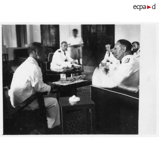 Lors de la réception de l'amiral britannique Archer dans le palais du président Thinh, les deux hommes discutent ensemble. [description provisoire]