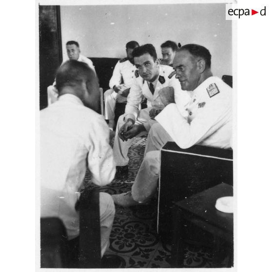 Lors de la réception de l'amiral britannique Archer dans le palais du président Thinh, les deux hommes discutent ensemble. [description provisoire]