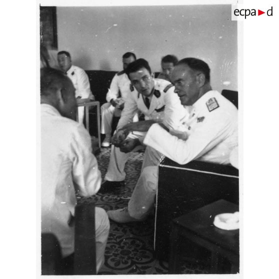 Lors de la réception de l'amiral britannique Archer dans le palais du président Thinh, les deux hommes discutent ensemble. [description provisoire]