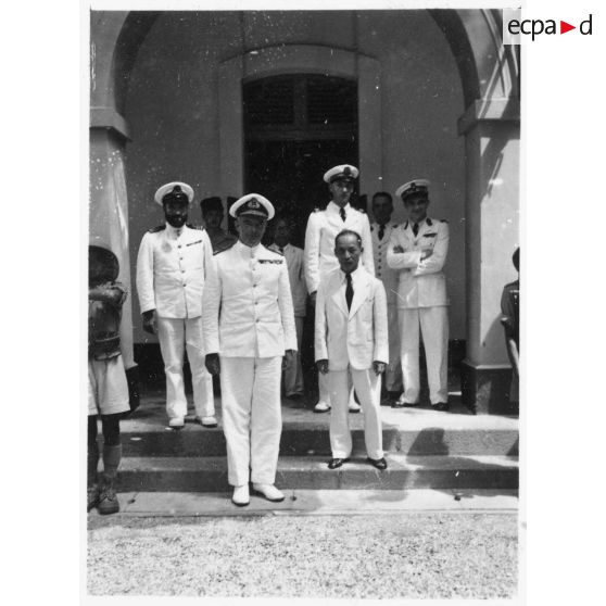 Lors de la réception de l'amiral britannique Archer au palais du président Thinh, l'amiral, le président et plusieurs représentants de l'autorité civile et militaire posent pour un portrait de groupe. [description provisoire]