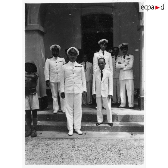 Lors de la réception de l'amiral britannique Archer au palais du président Thinh, l'amiral, le président et plusieurs représentants de l'autorité civile et militaire posent pour un portrait de groupe. [description provisoire]