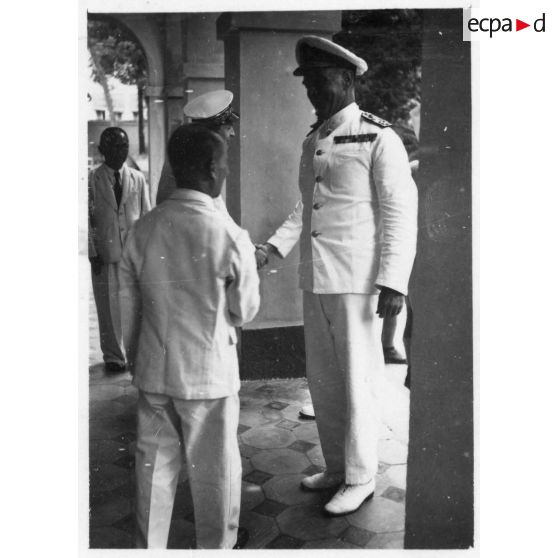 Lors de sa réception au palais du président Thinh, l'amiral britannique Archer est accueilli par le président du Gouvernement provisoire de la Cochinchine, Nguyen Van Thinh et par un représentant de l'autorité française. [description provisoire]