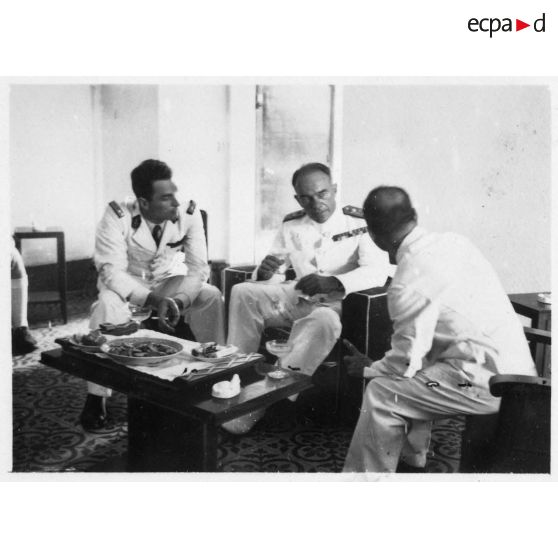 Lors de la réception de l'amiral britannique Archer dans le palais du président Thinh, les deux hommes discutent ensemble. [description provisoire]