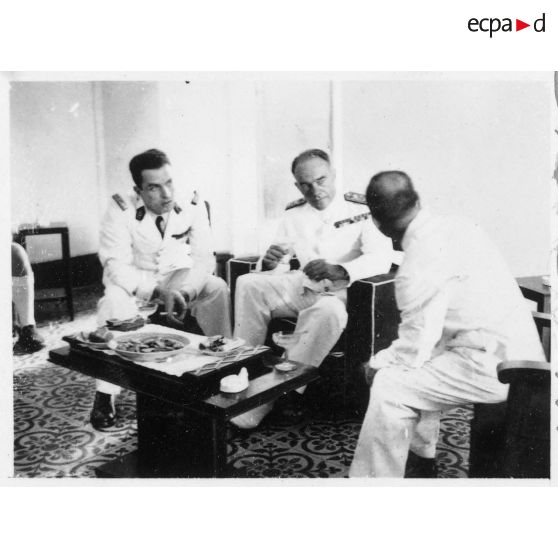 Lors de la réception de l'amiral britannique Archer dans le palais du président Thinh, les deux hommes discutent ensemble. [description provisoire]