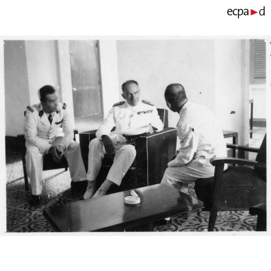 Lors de la réception de l'amiral britannique Archer dans le palais du président Thinh, les deux hommes discutent ensemble. [description provisoire]