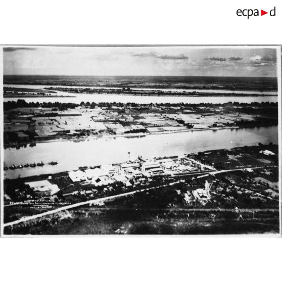 Vue aérienne de l'usine des Distilleries de l'Indochine dans le quartier de Binh Tay à Cholon. [description provisoire]
