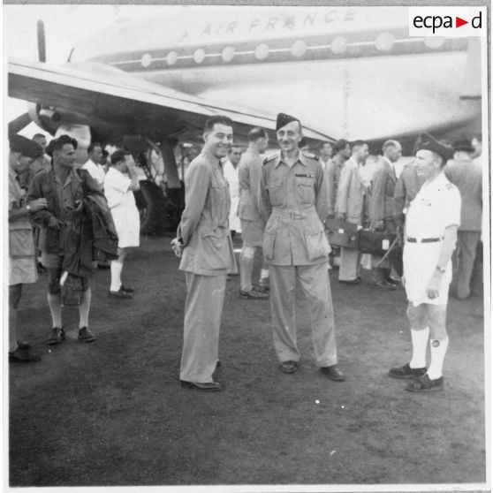 Départ du général de brigade Weiser de l'aéroport de Tan Son Nhut pour la France. [description provisoire]