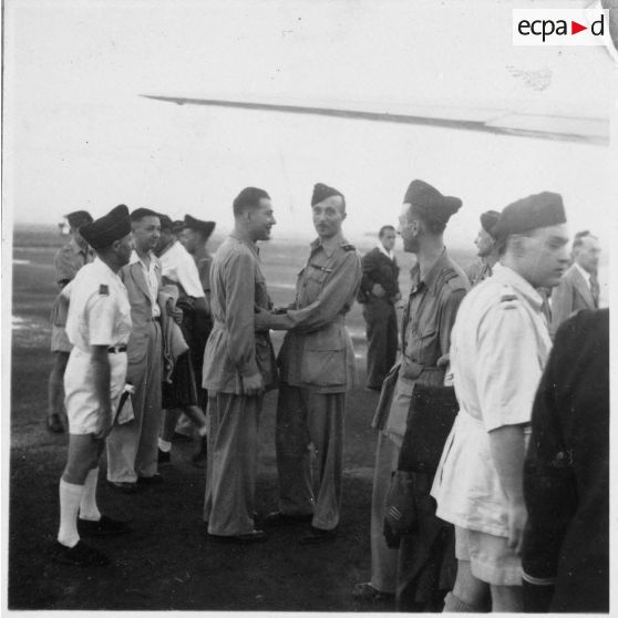 Départ du général de brigade Weiser de l'aéroport de Tan Son Nhut pour la France. [description provisoire]