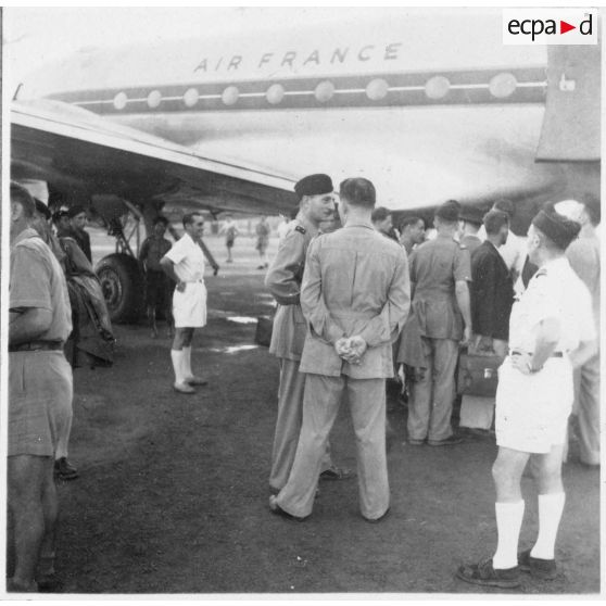 Départ du général de brigade Weiser de l'aéroport de Tan Son Nhut pour la France. [description provisoire]