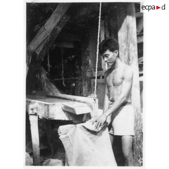 Une rizerie de Cholon. [description provisoire]