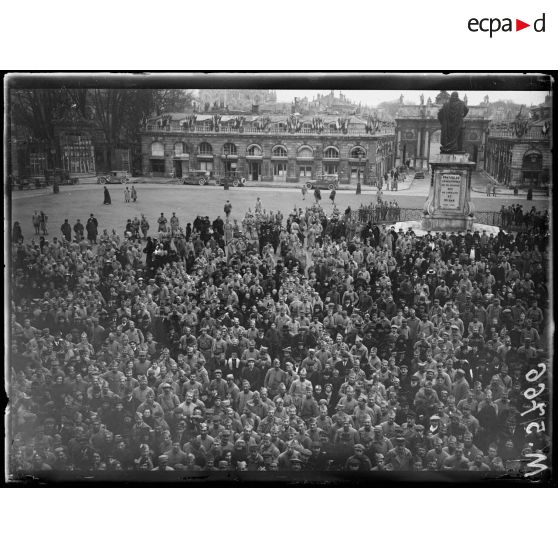 Nancy, le foule manifeste place Stanislas a l'occasion de la visite de Miss Wilson. [légende d'origine]