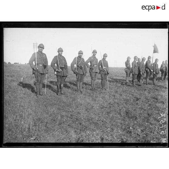Près de Cerceuil, les officiers du cadre français de la "Légion Russe". [légende d'origine]