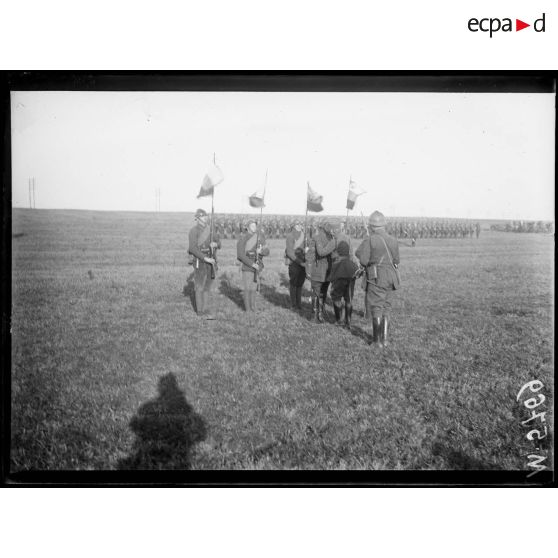 Près de Cerceuil, les officiers du cadre français de la "Légion Russe". Le général Daugan décore le capitaine Martinot. [légende d'origine]