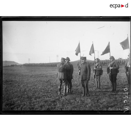 Près de Cerceuil, les officiers du cadre français de la "Légion Russe". Le général Daugan décore le capitaine Martinof. [légende d'origine]