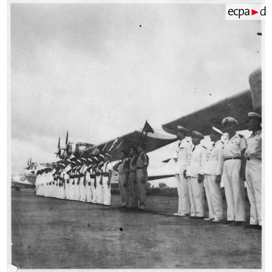 Cérémonie de remise de décorations aux fanions des compagnies du groupement aéronavale à l'aéroport de Tan Son Nhut. [description provisoire]