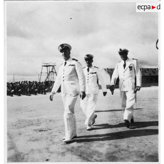 A l'aéroport de Tan Son Nhut, le contre-amiral Graziani préside une cérémonie de remise de décorations aux fanions des compagnies du groupement aéronavale. [description provisoire]