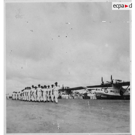 A l'aéroport de Tan Son Nhut, lors de la cérémonie de remise de décorations aux fanions des compagnies du groupement aéronavale, les hommes des compagnies décorées défilent. [description provisoire]