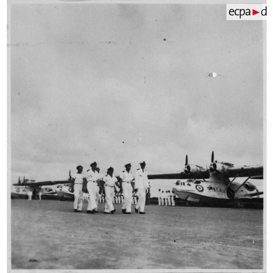 A l'aéroport de Tan Son Nhut, lors de la cérémonie de remise de décorations aux fanions des compagnies du groupement aéronavale, les hommes des compagnies décorées défilent. [description provisoire]