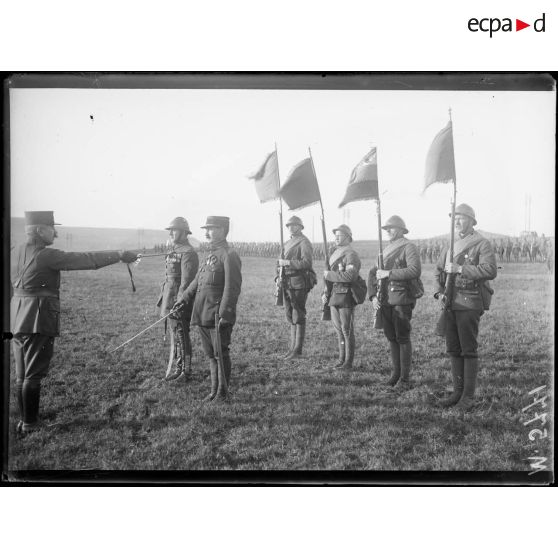 Près de Cerceuil, les officiers du cadre français de la "Légion Russe". Le général Daugan décore le capitaine Mangars de la Légion d'honneur. [légende d'origine]