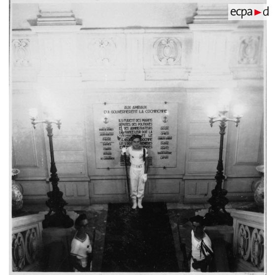 Mise en scène militaire, lors de l'arrivée de l'amiral Thierry d'Argenlieu à la réception donnée dans sa résidence. [description provisoire]