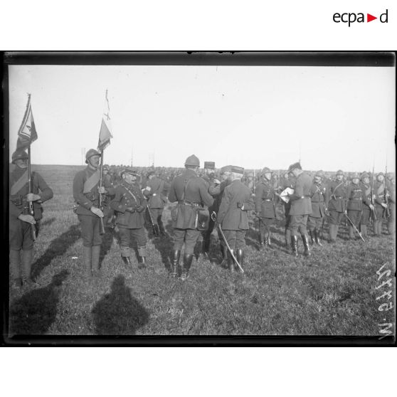 Près de Cerceuil, les officiers du cadre français de la "Légion Russe". Plusieurs légionnaires russes sont décorés de la Croix de guerre avec palme. [légende d'origine]