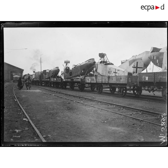 Lérouville, un train d'avions boches en gare. [légende d'origine]