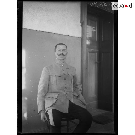 Metz, le capitaine Fiat officier informateur du G.M.M (pour la carte d'identité). [légende d'origine]