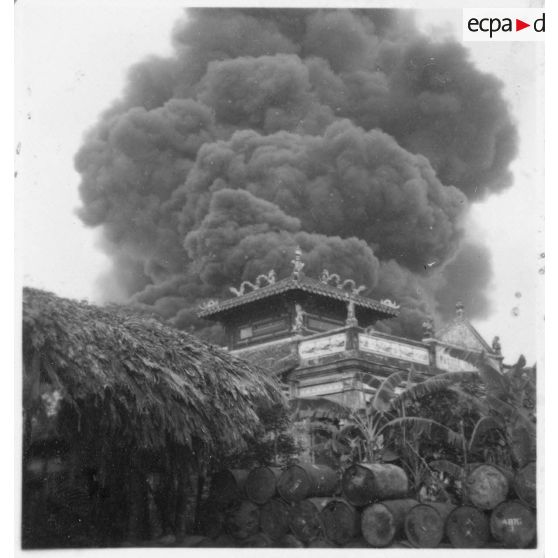Un incendie déclenché par le Viêt Minh à Khanh Hoi, une commune dans les environs du port de Saigon. [description provisoire]