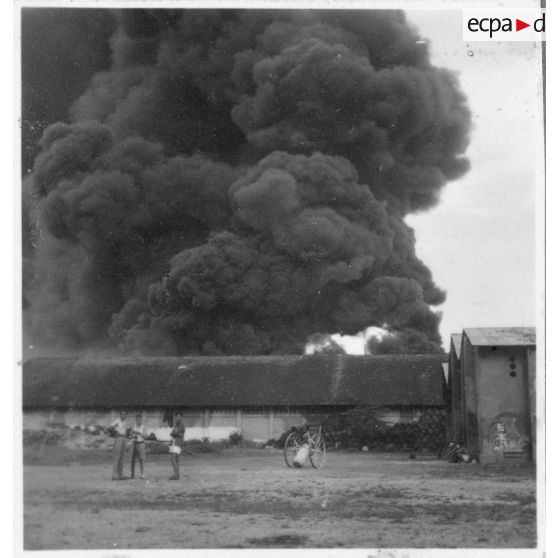 Un incendie déclenché par le Viêt Minh à Khanh Hoi, une commune dans les environs du port de Saigon. [description provisoire]