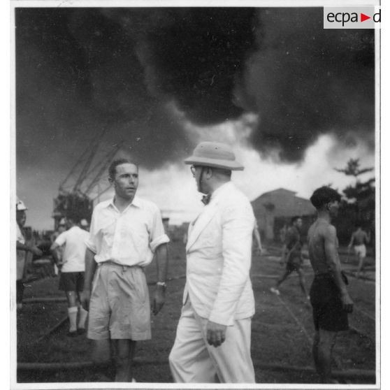 A Khanh Hoi, les autorités françaises, notamment Jean Cédile et le contre-amiral Gaston Graziani, se rendent sur les lieux d'un incendie déclenché par le Viet Minh. [description provisoire]