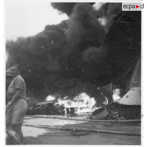 Un incendie déclenché par le Viêt Minh à Khanh Hoi, une commune dans les environs du port de Saigon. [description provisoire]