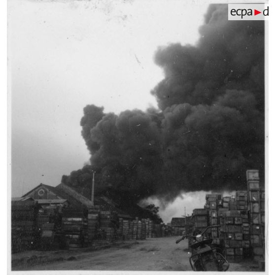 Un incendie déclenché par le Viêt Minh à Khanh Hoi, une commune dans les environs du port de Saigon. [description provisoire]