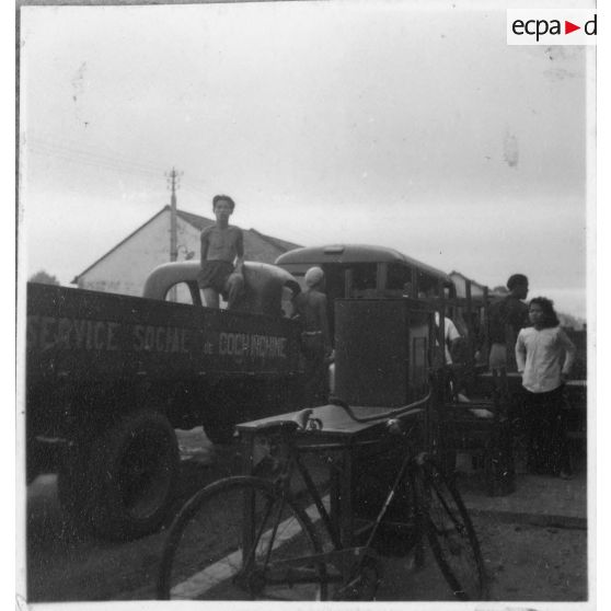 Lors d'un incendie déclenché par le Viet Minh à Khanh Hoi, la population tente de protéger ses biens. [description provisoire]