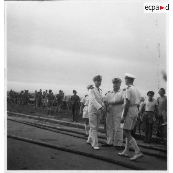 A Khanh Hoi, les autorités françaises, notamment Jean Cédile et le contre-amiral Gaston Graziani, se rendent sur les lieux d'un incendie déclenché par le Viet Minh. [description provisoire]