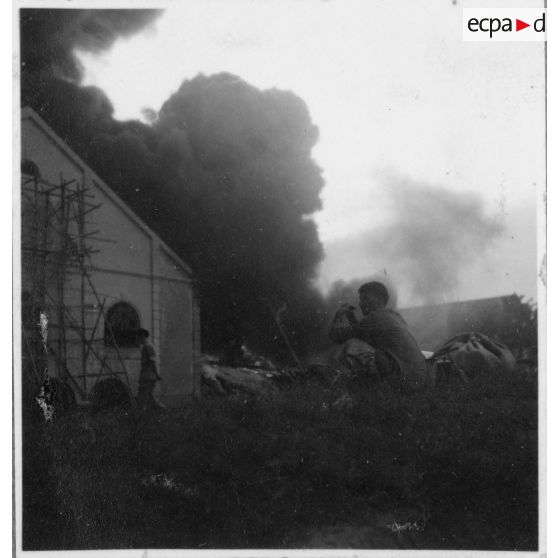 Un incendie déclenché par le Viêt Minh à Khanh Hoi, une commune dans les environs du port de Saigon. [description provisoire]