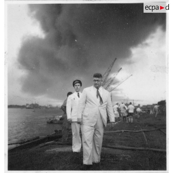 A Khanh Hoi, les autorités françaises, notamment Jean Cédile et le contre-amiral Gaston Graziani, se rendent sur les lieux d'un incendie déclenché par le Viet Minh. [description provisoire]