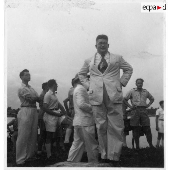 A Khanh Hoi, les autorités françaises, notamment Jean Cédile et le contre-amiral Gaston Graziani, se rendent sur les lieux d'un incendie déclenché par le Viet Minh. [description provisoire]