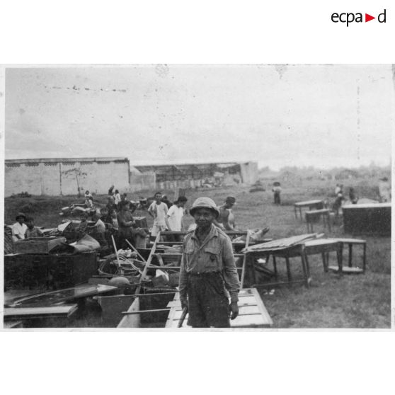 Lors d'un incendie déclenché par le Viet Minh à Khanh Hoi, la population tente de protéger ses biens. [description provisoire]