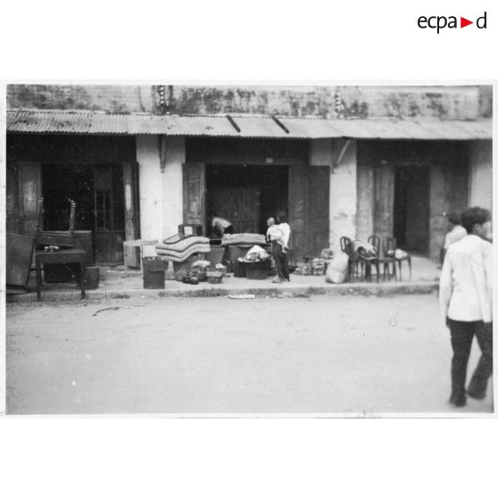 Lors d'un incendie déclenché par le Viet Minh à Khanh Hoi, la population tente de protéger ses biens. [description provisoire]