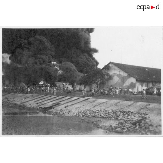 Un incendie déclenché par le Viêt Minh à Khanh Hoi, une commune dans les environs du port de Saigon. [description provisoire]