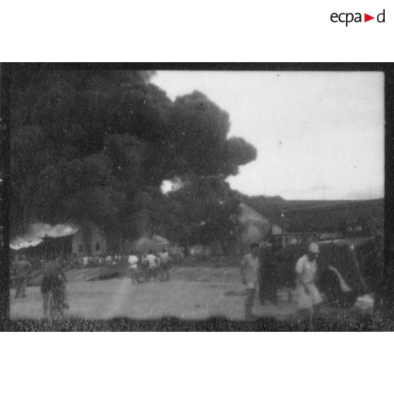 Un incendie déclenché par le Viêt Minh à Khanh Hoi, une commune dans les environs du port de Saigon. [description provisoire]