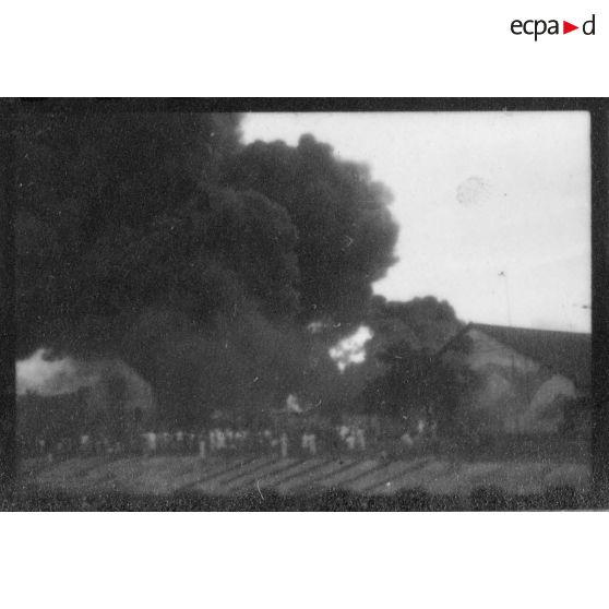Un incendie déclenché par le Viêt Minh à Khanh Hoi, une commune dans les environs du port de Saigon. [description provisoire]