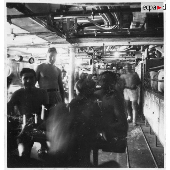 Les cuisines et la cantine du navire-atelier "Le Jules Vernes". [description provisoire]