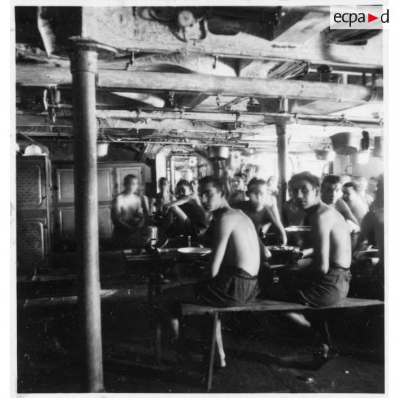 Les cuisines et la cantine du navire-atelier "Le Jules Vernes". [description provisoire]